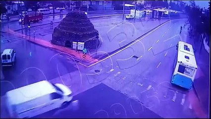 Bakan Yerlikaya Duyurdu: Kırmızı Işıkta Geçmenin Bedeli Ağır Oldu