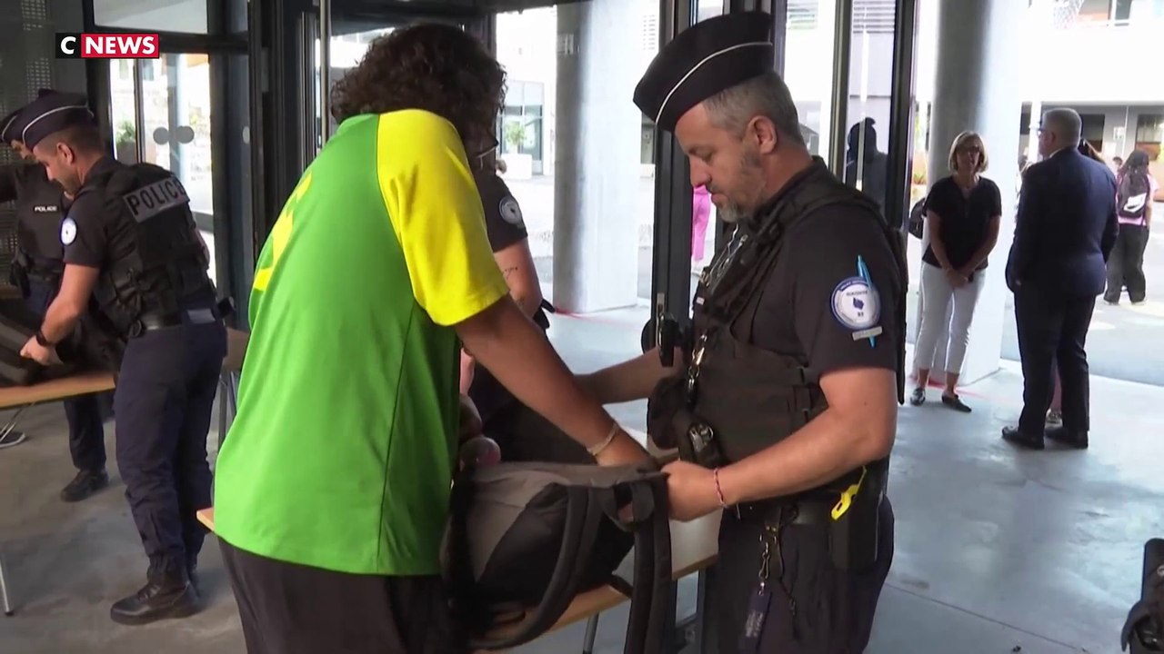 Des sacs fouillés par la police à l'entrée d'un collège bordelais