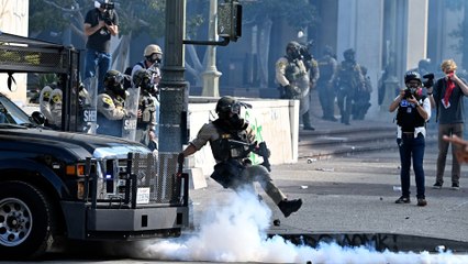 Manifestantes le gritan 'No Kings' a Trump en Los Ángeles