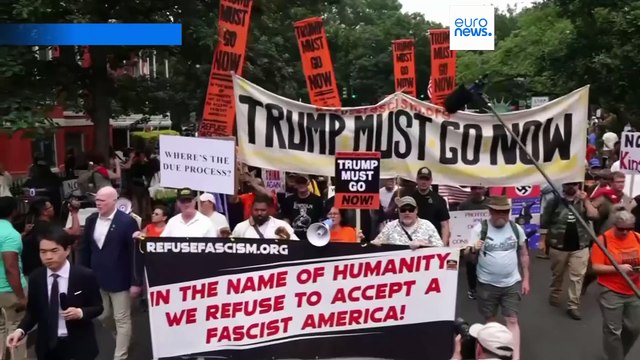 Трамп принял военный парад под крики Нет королям по всей стране