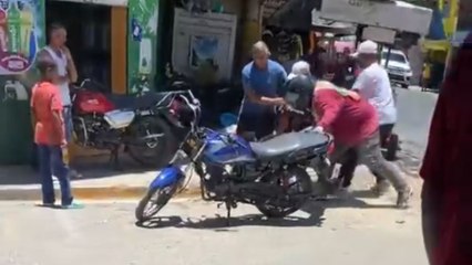 Disturbing street fight unfolds after man gets his phone snatched