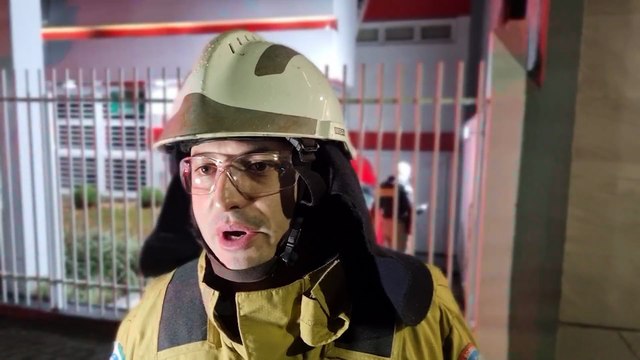 Estava com o nível de consciência bem rebaixado , relata Oficial dos Bombeiros sobre vítima que bateu o carro contra escola de idiomas