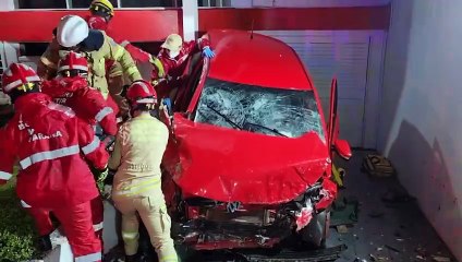 Motorista sofre grave acidente e invade escola de inglês no centro de Cascavel