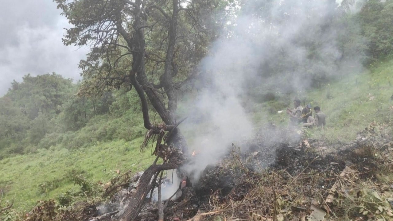 인도 북부서 힌두교 순례객 태운 헬기 추락...7명 사망 / YTN