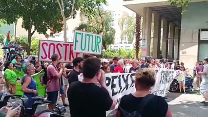 Los manifestantes de Barcelona contra el turismo masivo se quedan bloqueados por un cordón de antidisturbios