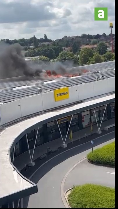 Incendcie ce dimanche 15 juin 2025 au centre commercial Les Dauphins de Mouscron