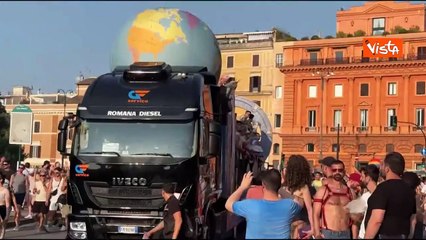 Roma Pride 2025, il passaggio del carro del Mucca Assassina al Colosseo