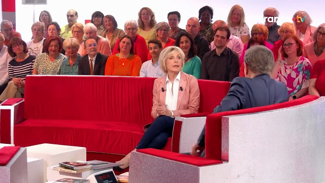 Émission Vivement dimanche avec Evelyne Dhéliat en invitée.