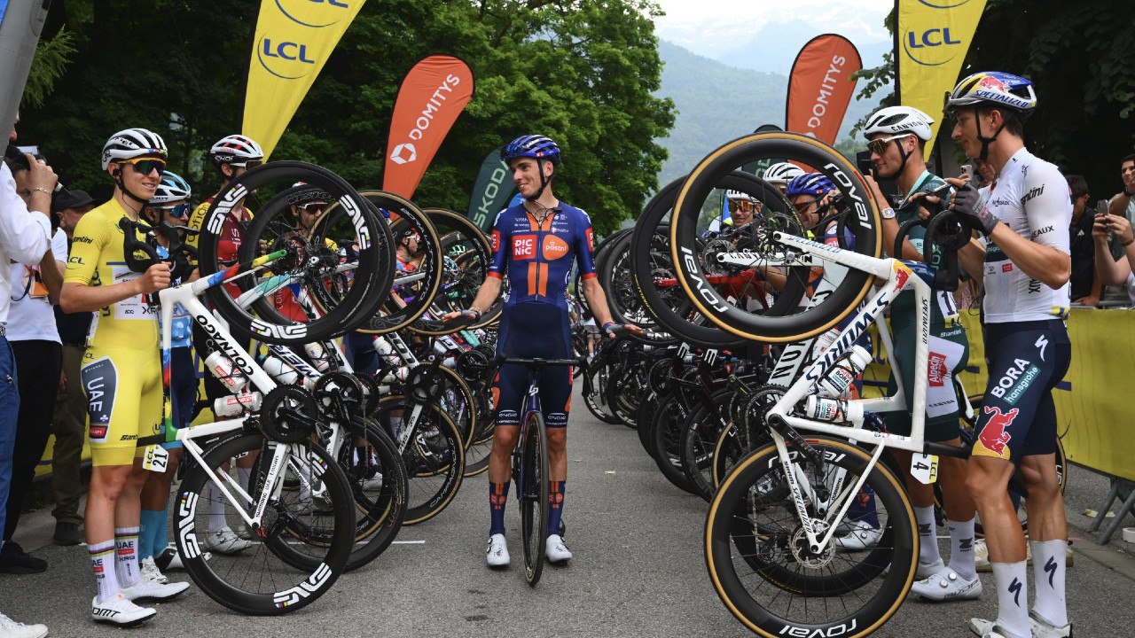 Cyclisme - Critérium du Dauphiné 2025 - Haie d'honneur, vidéo hommage... les adieux à Romain Bardet