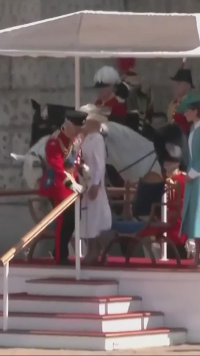 El comentado gesto del Rey Carlos a Camilla para ponerse al lado de Kate Middleton