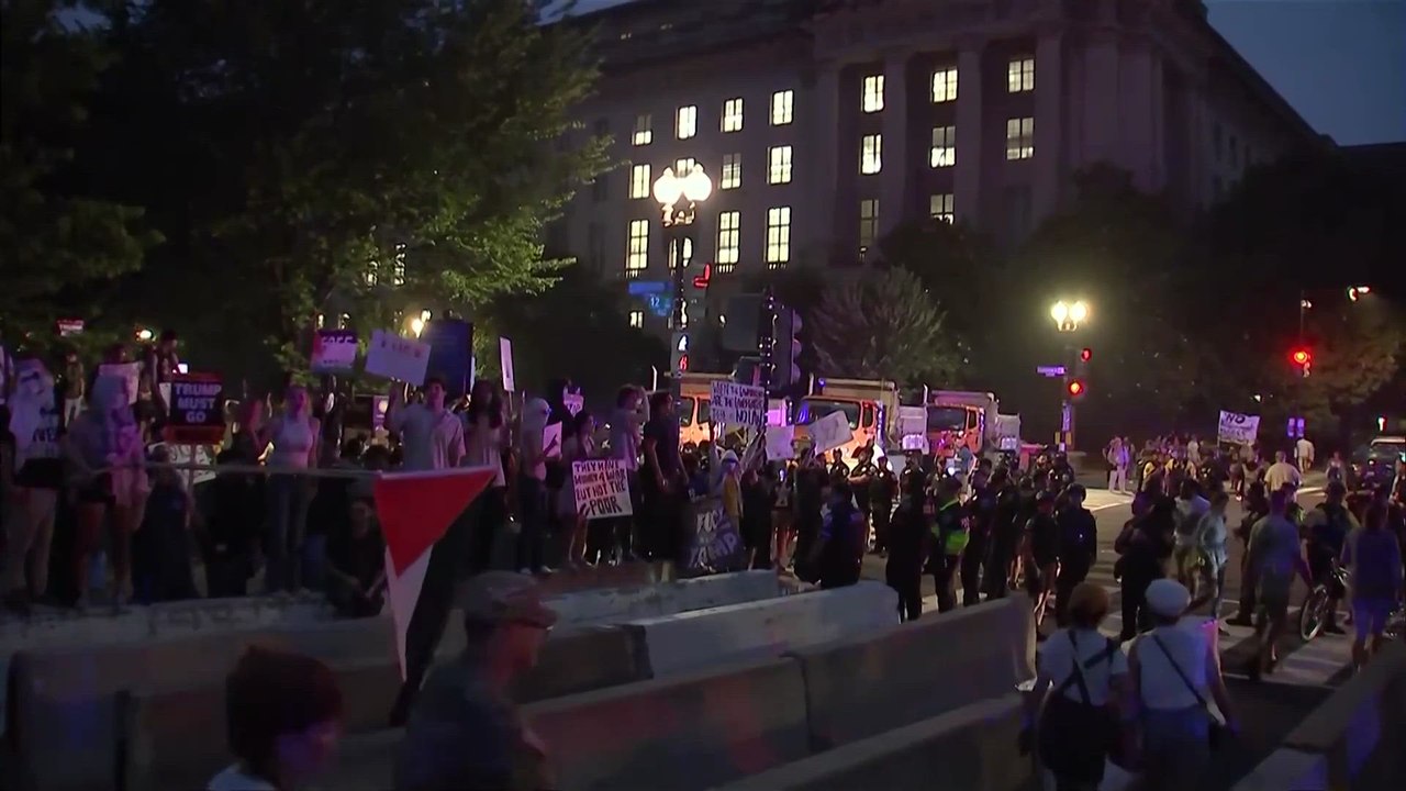 Clashes Erupt Between Protesters and Trump Backers During Washington Parade