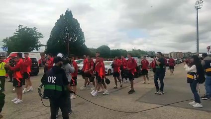 La afición del Mirandés recibe al equipo antes de la ida de la final del play off de ascenso