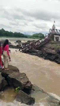 Dois mortos e vários desaparecidos em desabamento de ponte pedonal na Índia