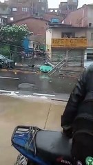 Motorista é socorrido após colidir e derrubar poste em Maceió