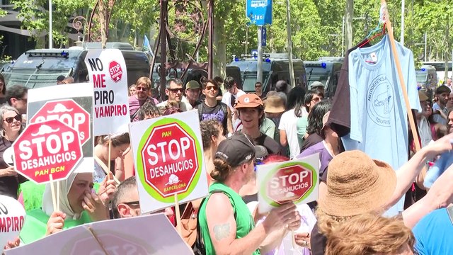 Unas 600 personas protestan contra la masificación turística en Barcelona
