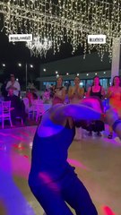 Ο Μανώλης Σιώπης χορεύει στον γάμο του