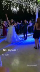 Ο Μανώλης Σιώπης και η σύζυγός του χορεύουν στον γάμο τους