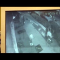 Barista scaccia rapinatore con la scopa, lui gli spara