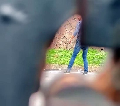 Graban a sujeto con reacciones violentas hacia una mujer en una calle de la capital