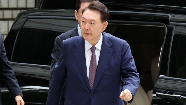 윤 전 대통령, 법원 출석...특검 관련 질문에 '침묵' / YTN