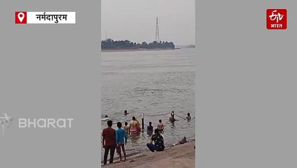 नर्मदा नदी में बड़ा हादसा, स्नान के दौरान 2 दोस्त डूबे, अब तक लापता, लाइव वीडियो आया सामने