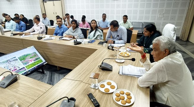 प्रभारी मंत्री डॉ किरोड़ी लाल मीणा ले रहे हैं बैठक