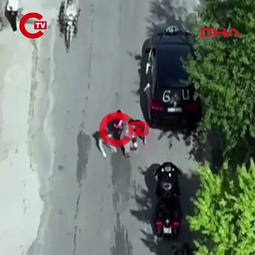 Düğün konvoyunun önünü kesmek isteyen çocuğa motosiklet çarptı