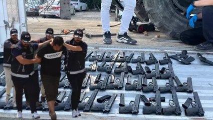 Adana’da tırdaki tarım aletlerinin içine gizlenmiş 420 adet ruhsatsız tabanca ele geçirildi