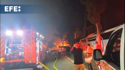 Los servicios de emergencia intervienen tras el último ataque iraní en la ciudad de Haifa