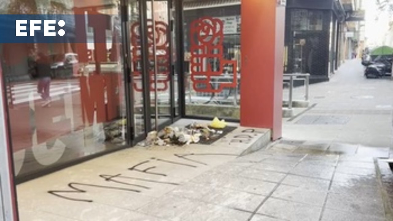 Vandalizan la sede del PSOE de Cantabria con pintadas y basura
