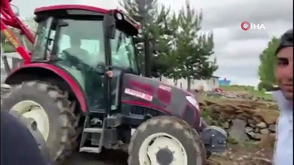 Çamura saplanan tır, köylülerin yardımıyla kurtarıldı