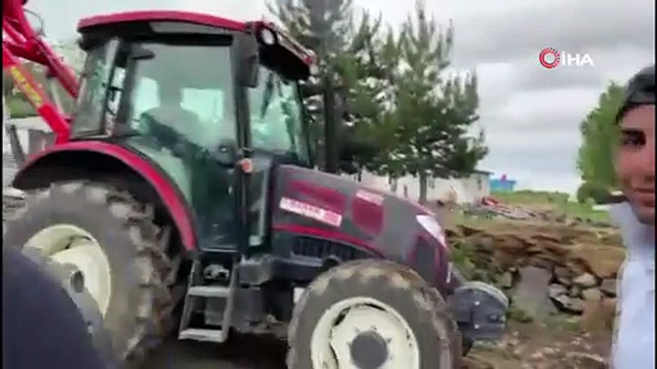 Çamura saplanan tır, köylülerin yardımıyla kurtarıldı