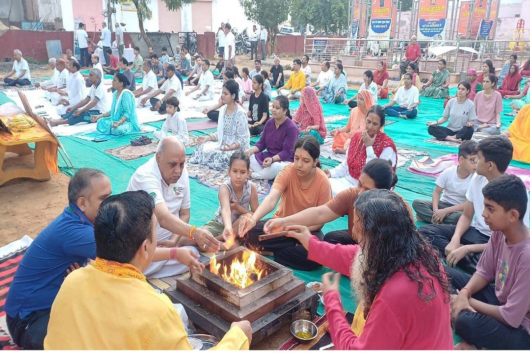 International yoga day: घर-घर योग पहुंचाने के संकल्प के साथ यज्ञ में दी आहुतियां