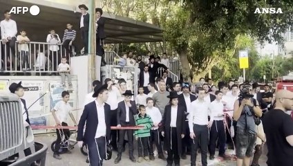 Attacco missilistico in Israele, tra le macerie a Bnei Brak