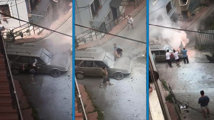 Öfkeli sürücü yanan aracının camlarını tekmeyle, aynalarını yumrukla kırdı; o anlar kamerada