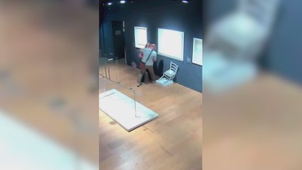 Una pareja rompe una obra de arte al intentar hacerse una foto en un museo de Verona