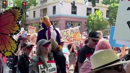 Polícia norte-americana recorre a granadas e a gás lacrimogéneo em protesto 'No Kings'