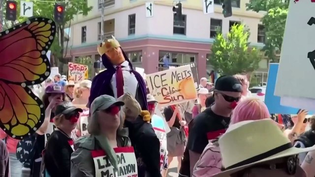 Guarda: La polizia usa granate stordenti e gas lacrimogeni alla protesta 'No Kings' a LA