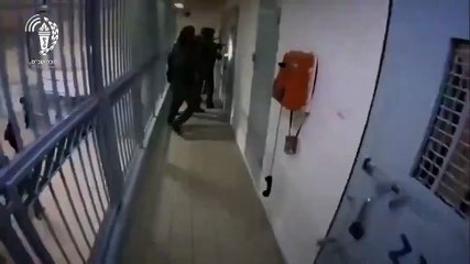 İsrail, kendi hapishanesine baskın yaptı