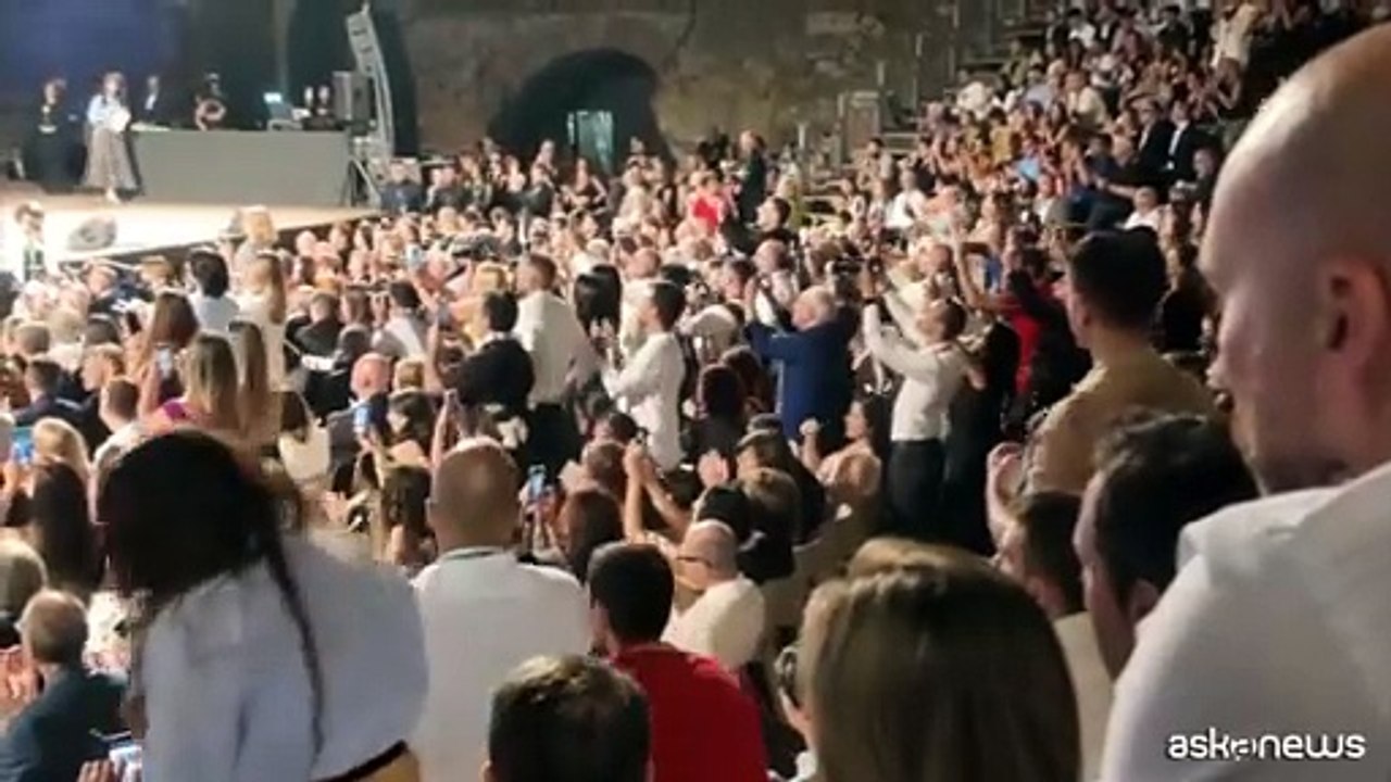 Taormina, si chiude con Monica Bellucci: fan, premio e... Tim Burton