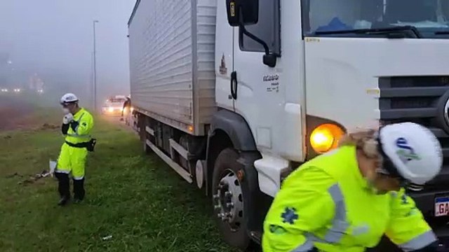 Carro e caminhão se envolvem em colisão lateral na rodovia BR-277