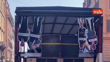 Cartonati di Netanyahu, Trump, Musk e Rowling a testa in giù su un carro del Roma Pride