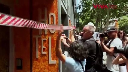 Warga Spanyol Usir dan Tembaki Turis