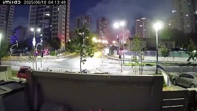 El estremecedor momento en que un misil impactó en Israel y asesinó a cuatro civiles cerca de Tel Aviv
