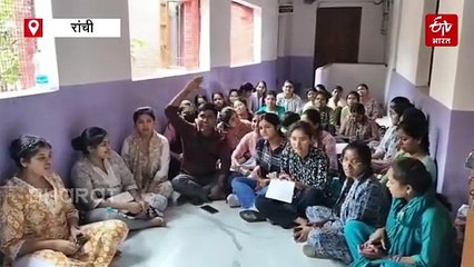 छात्रों का फूटा गुस्सा, परीक्षा नियंत्रक कार्यालय का किया घेराव