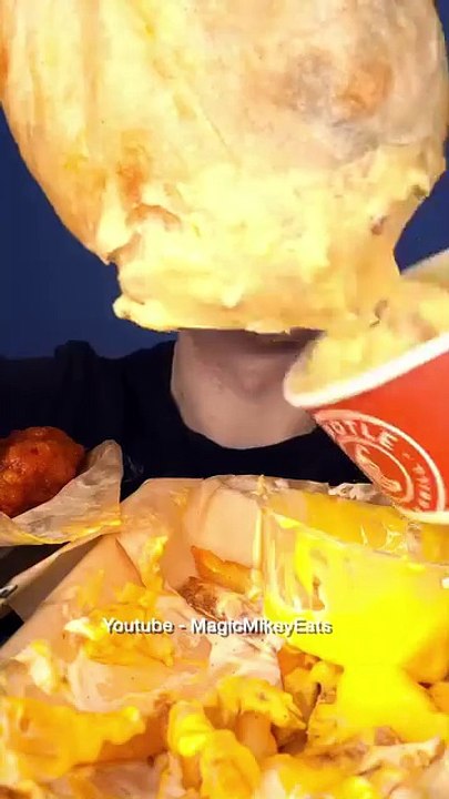 Follow for more ASMR videos🌮🍟 Credits: @themagicmikey #mukbang #asmr #fastfood #asmreating