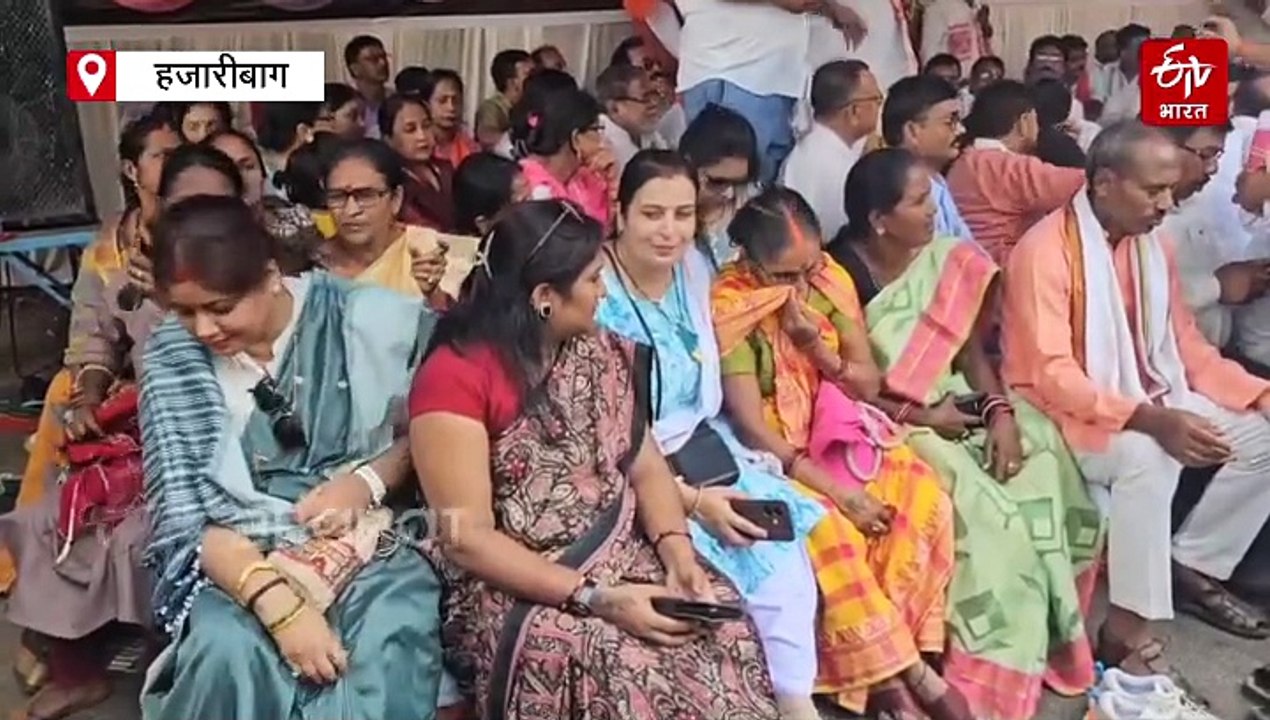 हजारीबाग में लचर बिजली व्यवस्था के खिलाफ धरने पर बैठे सांसद, जीएम कार्यालय का भी घेराव