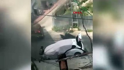 Yanan aracına sinirlenen sürücü otomobilini tekme tokat parçaladı