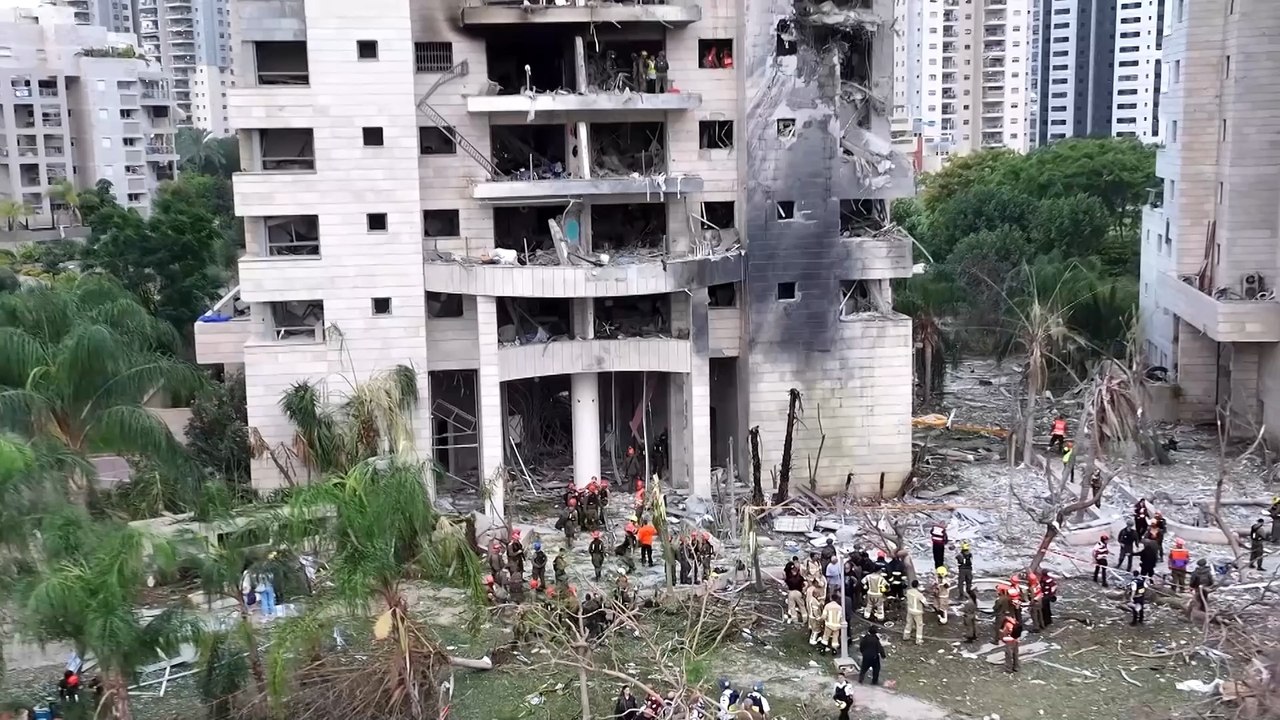 Brutales imágenes en un complejo de edificios alcanzado por un misil iraní en Petah Tikva (Israel)