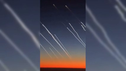 Los pasajeros de un avión graban los misiles lanzados desde Irán para atacar Israel